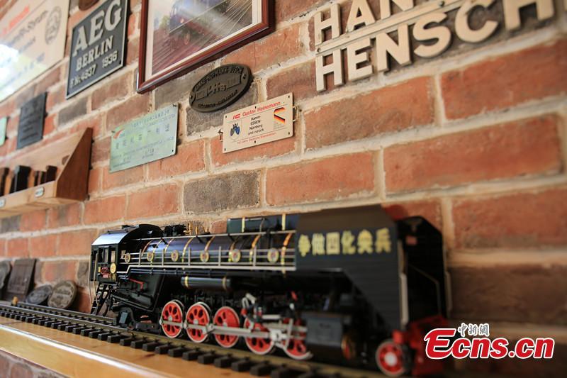 A locomotive model at Zhong Yong’an’s home in Wenjiang District, Chengdu City, Southwest China’s Sichuan Province. A great fan of train models from an early age, Zhang has tried his best to present every part of a real railway station with vivid models, including train lights, tunnels, passengers, platforms, freight trains and passenger trains. When it rains, Zhang drives all the trains indoors by remote control. (Photo: China News Service/Wu Pinghua)