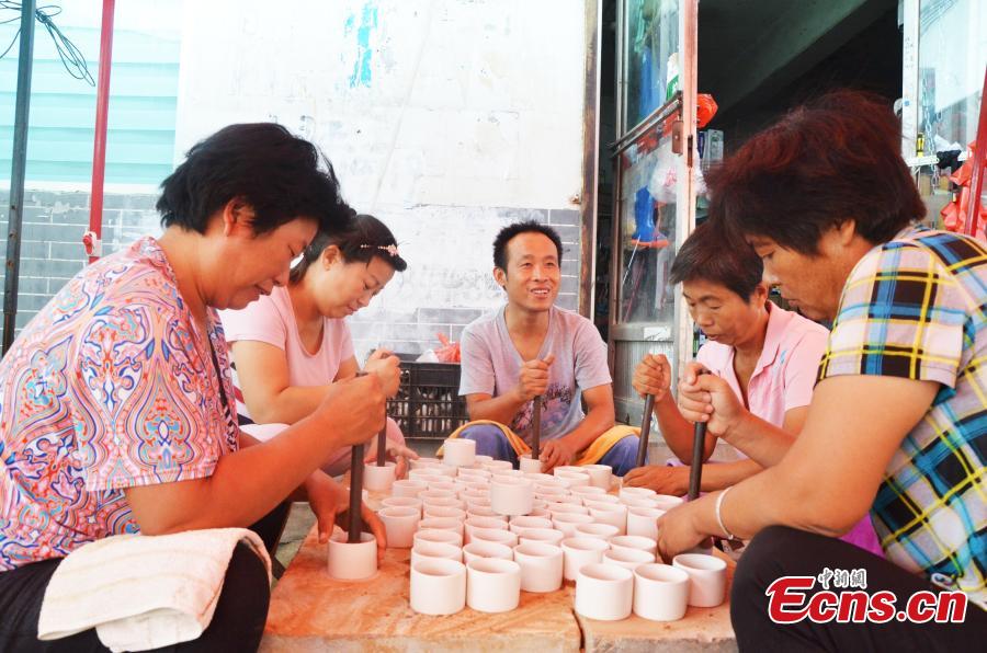 Farmers make cricket cages in Sidian Town, Ningyang County, East China’s Shandong Province. The town has been famous as a source of crickets for tens of years and it’s estimated the insect has generated an annual revenue of 700 million yuan ($102 million). Wang Yingxi, who works in other cities for better-paying jobs, often comes back to his hometown to search for crickets during the season. Zhang Maolong, a 58-year-old cricket dealer, said he bought 90 crickets since July 26 and the most expensive one was 3,600 yuan. Liu Deqiang, director of a local cricket association, claimed over 200,000 dealers visited the town in the season and one cricket fetched a record of 100,000 yuan. (Photo: China News Service/Hao Xuejuan)