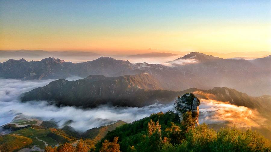 The beautiful autumn heights on Baishi Mountain. (Photo by Deng Zhong and Meng Haiying/chinadaily.com.cn)