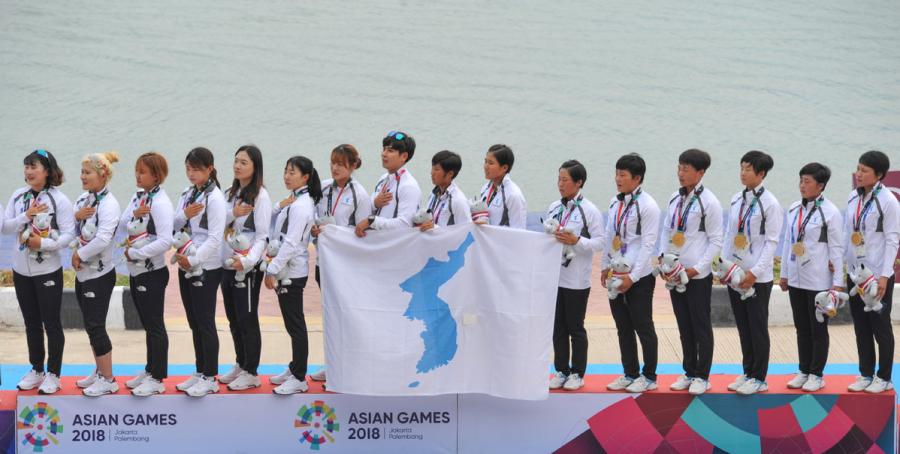 The unified Korean team players during the award ceremony. (Photo/Xinhua)