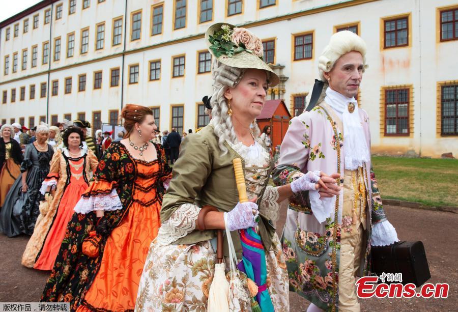 People dressed in Baroque costumes walk in front of Friedenstein Castle during the opening of the Baroque Festival in Gotha, Germany, Aug. 24, 2018. For the last fifteen years the city of Gotha changes completely into a baroque city in order to celebrate the Baroque Festival around the Friedenstein Castle, the biggest German early Baroque palace complex from the 17th century. (Photo/Agencies)