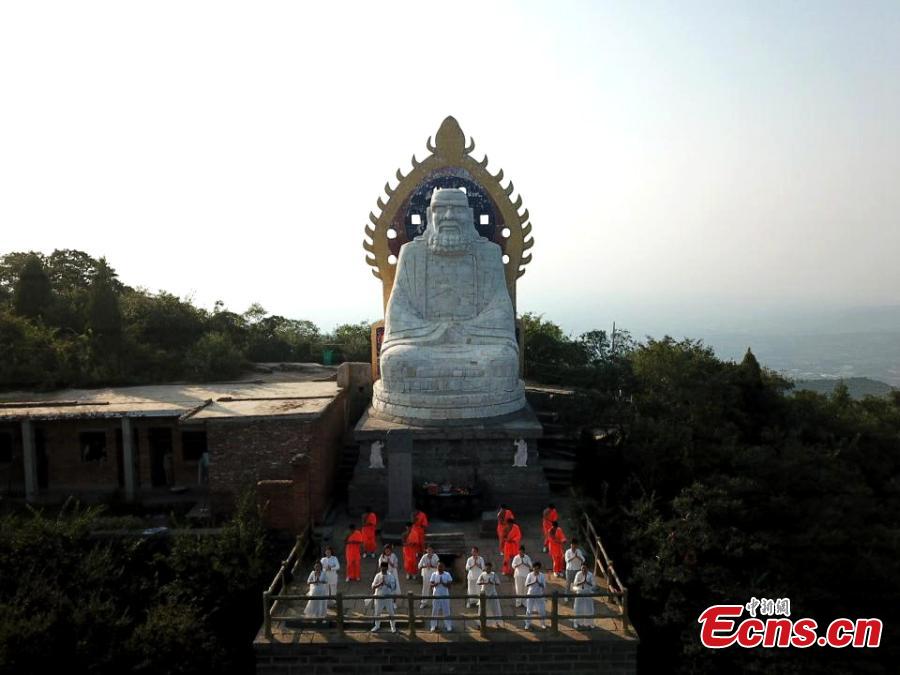 Yoga and kung fu enthusiasts perform in a cultural festival on Mount Song, home to the Shaolin Temple, in Dengfeng, Central China’s Henan Province, Aug. 25, 2018. (Photo: China News Service/Wang Zhongju)
