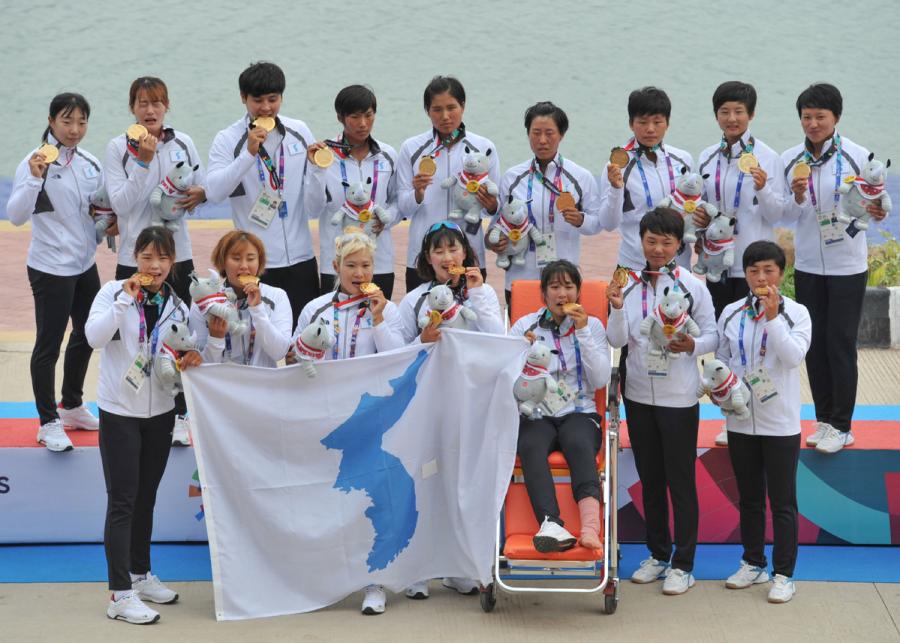 The joint team of the Democratic People’s Republic of Korea and Republic of Korea pose with their medals after winning the women\'s 500-meter canoe competition at the Canoe Stadium in Palembang, Indonesia on Aug. 26, 2018. (Photo/Xinhua)