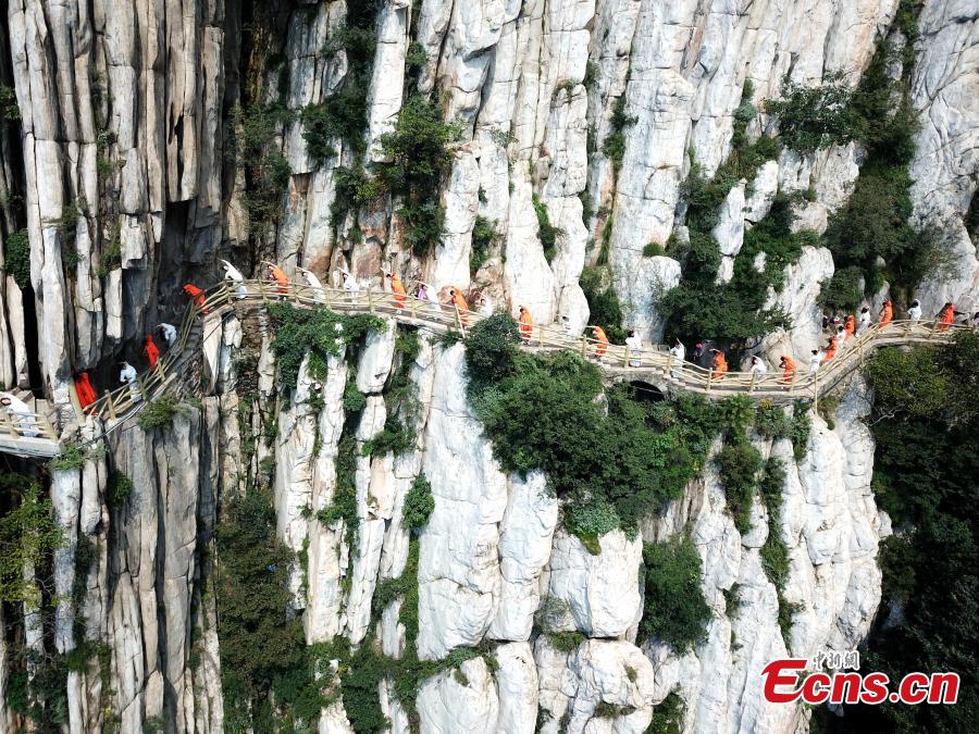 Yoga and kung fu enthusiasts perform in a cultural festival on Mount Song, home to the Shaolin Temple, in Dengfeng, Central China’s Henan Province, Aug. 25, 2018. (Photo: China News Service/Wang Zhongju)