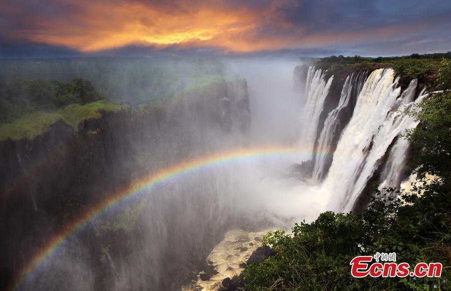 A view of Victoria Falls and the Zambezi River. (Photo provided to China News Service)