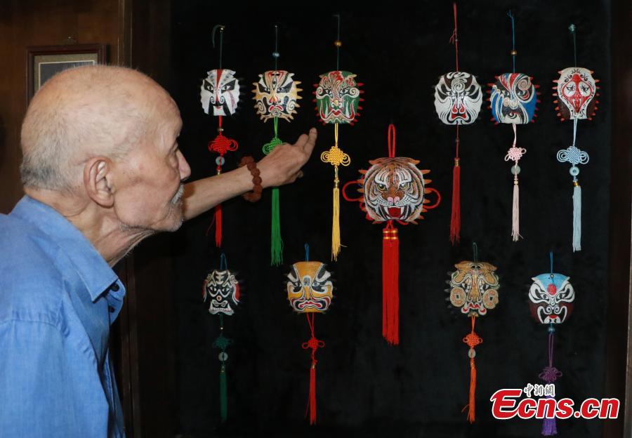 Wei Peikun, who hails from a family long-involved with Peking Opera, shows some of the typical masks he draws on turtle shells in Hangzhou City, East China’s Zhejiang Province, Aug. 27, 2018. Wei, now in his eighties, said he started creating the intricate drawings 20 years ago in order to carry on the culture of the traditional form of Chinese opera, which combines music, vocal performance, dance and acrobats. (Photo: China News Service/Liu Peiqi)