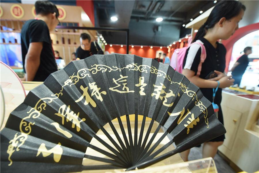 People browse in the pop-up store in Hangzhou, East China\'s Zhejiang Province, on Aug.29, 2018. (Photo/Asianewsphoto)