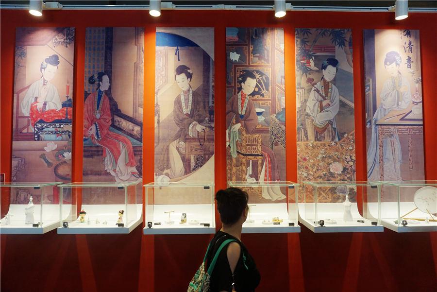 People browse in the pop-up store in Hangzhou, East China\'s Zhejiang Province, on Aug.29, 2018. (Photo/Asianewsphoto)