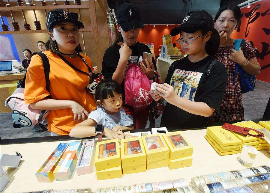 People browse in the pop-up store in Hangzhou, East China\'s Zhejiang Province, on Aug.29, 2018. (Photo/Asianewsphoto)