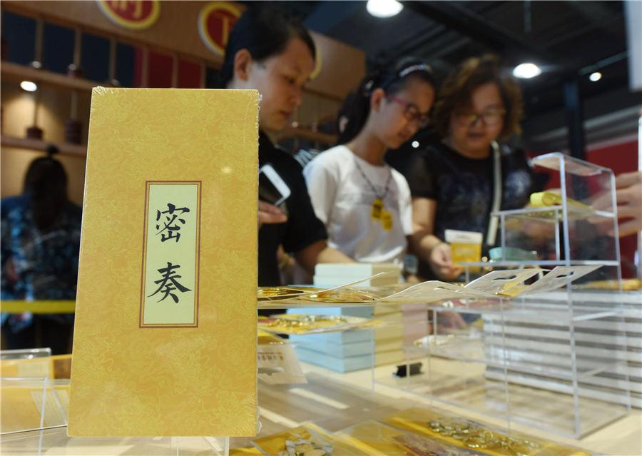 People browse in the pop-up store in Hangzhou, East China\'s Zhejiang Province, on Aug.29, 2018. (Photo/Asianewsphoto)