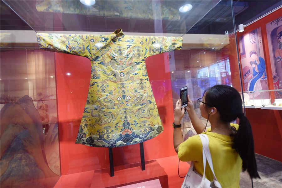 People browse in the pop-up store in Hangzhou, East China\'s Zhejiang Province, on Aug.29, 2018. (Photo/Asianewsphoto)