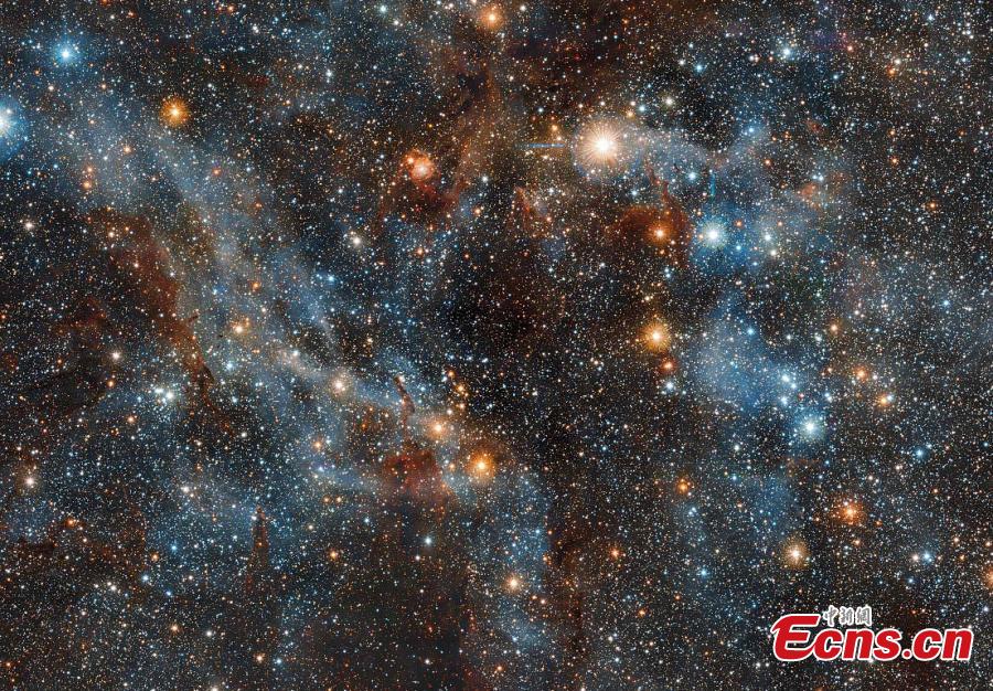 A handout photo made available by the European Southern Observatory (ESO) shows the Carina Nebula, taken by ESO\'s VISTA telescope at the Paranal Observatory in Chile. According to ESO, the image highlights the cloud of interstellar matter and thinly spread gas and dust. About 7500 light-years away, in the constellation of Carina, lies a nebula within which stars form and perish side-by-side. Shaped by these dramatic events, the Carina Nebula is a dynamic, evolving cloud of thinly spread interstellar gas and dust. (Photo/VCG)