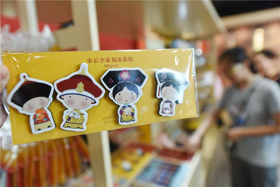 People browse in the pop-up store in Hangzhou, East China\'s Zhejiang Province, on Aug.29, 2018. (Photo/Asianewsphoto)