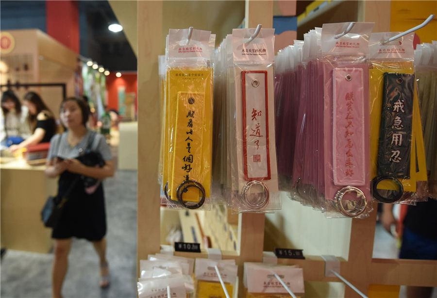 People browse in the pop-up store in Hangzhou, East China\'s Zhejiang Province, on Aug.29, 2018. (Photo/Asianewsphoto)