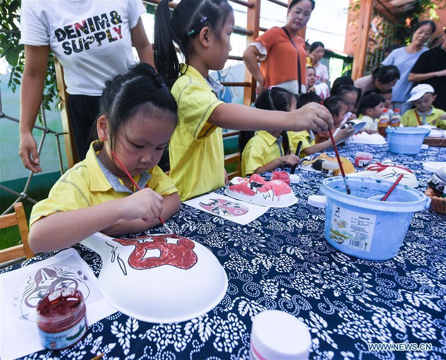 Children experience facial mask painting at a kindergarten in Changxing County, east China\'s Zhejiang Province, Aug. 30, 2018. The school prepares various activities for children to learn about traditional Chinese culture at the beginning of the new semester. (Xinhua/Xu Yu)