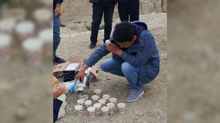 The most famous Tibetan drink is milk tea. It\'s made with yak milk butter, which gives it a buttery and salty taste. (Photo/CGTN)
