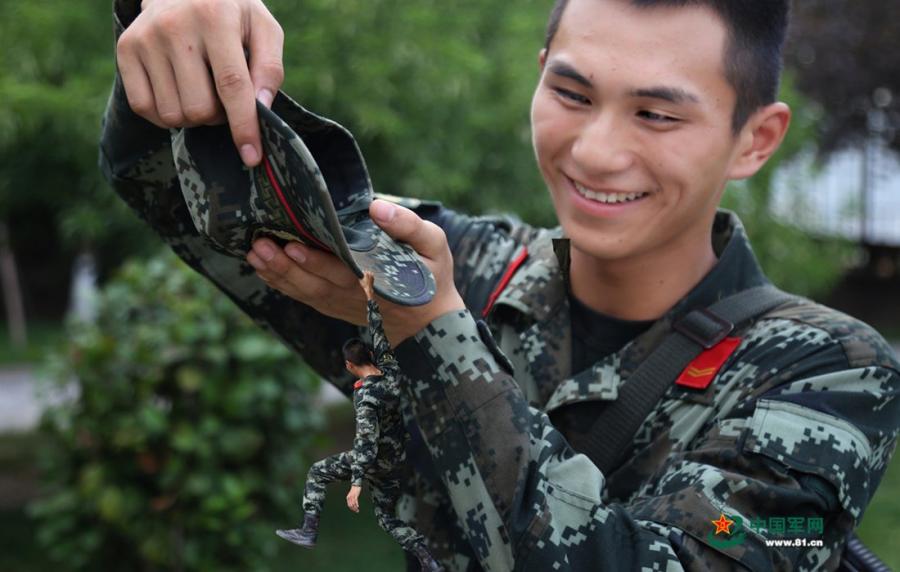 Time to leave the barracks! Soldiers from Chongqing Armed Police Corps took a series of creative photos to honor the memory of their days in the army. Using a photo editor, the soldiers created scenes of them looking back on fond memories. (Photos/81.cn)