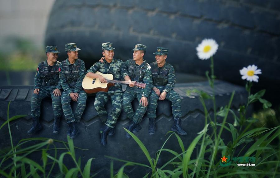 Time to leave the barracks! Soldiers from Chongqing Armed Police Corps took a series of creative photos to honor the memory of their days in the army. Using a photo editor, the soldiers created scenes of them looking back on fond memories. (Photos/81.cn)