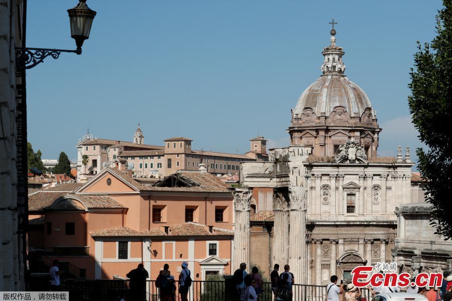 People look at the collapsed roof of the San Giuseppe dei Falegnami church in Rome, Italy, Aug. 30, 2018. The church was closed to the public at the time and is normally open only for marriage ceremonies, but dogs were brought in to sniff through the rubble to make certain no one had been buried, the fire department said. (Photo/Agencies)