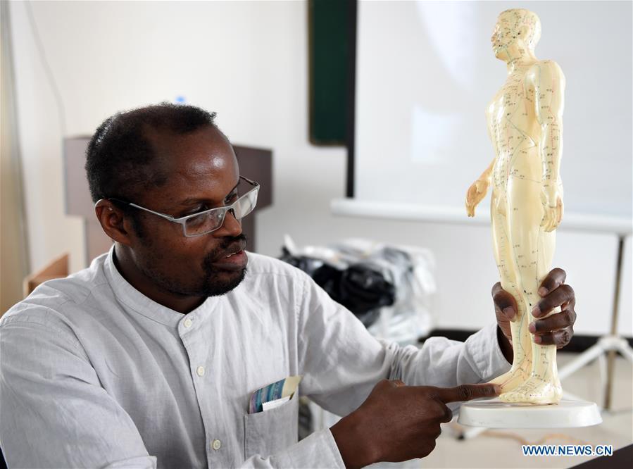 Diarra introduces the structure of human body to local doctors at a health center in Kaiyuan City of Hani-Yi Autonomous Prefecture of Honghe, southwest China\'s Yunnan Province, June 6, 2017.(Xinhua/Wang Changshan)