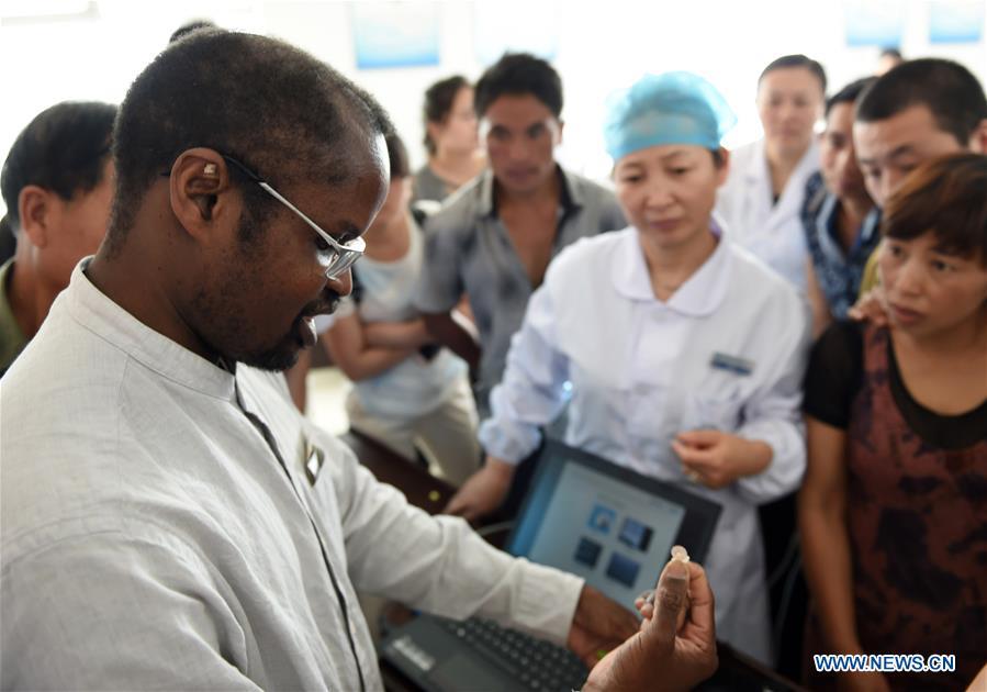 Diarra gives class to local doctors at a health center in Kaiyuan City of Hani-Yi Autonomous Prefecture of Honghe, southwest China\'s Yunnan Province, June 6, 2017. (Xinhua/Wang Changshan)