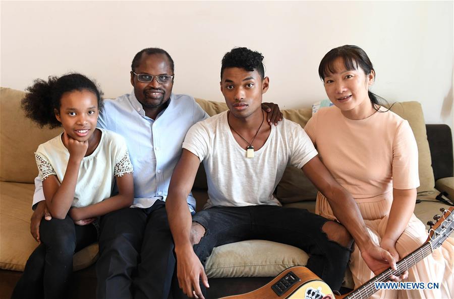 Diarra (2nd L) poses for photo with his wife and two children at home in Kunming, southwest China\'s Yunnan Province, Aug. 28, 2018. (Xinhua/Lin Yiguang)