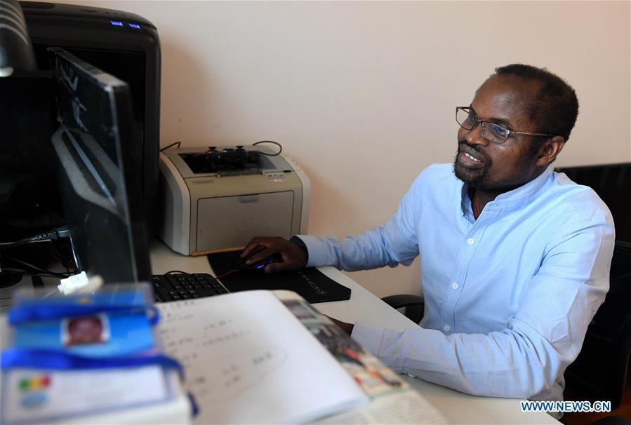 Diarra works on a computer at home in Kunming, southwest China\'s Yunnan Province, Aug. 28, 2018. (Xinhua/Lin Yiguang)