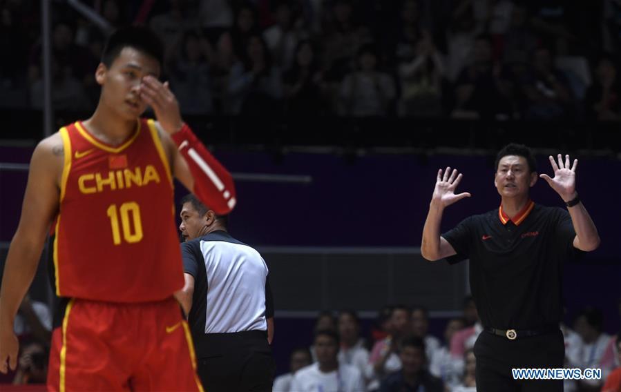 Li Nan (R), head coach of China, is seen during men\'s basketball final between China and Iran at the 18th Asian Games 2018 in Jakarta, Indonesia, Sept. 1, 2018. (Xinhua/Huang Zongzhi)