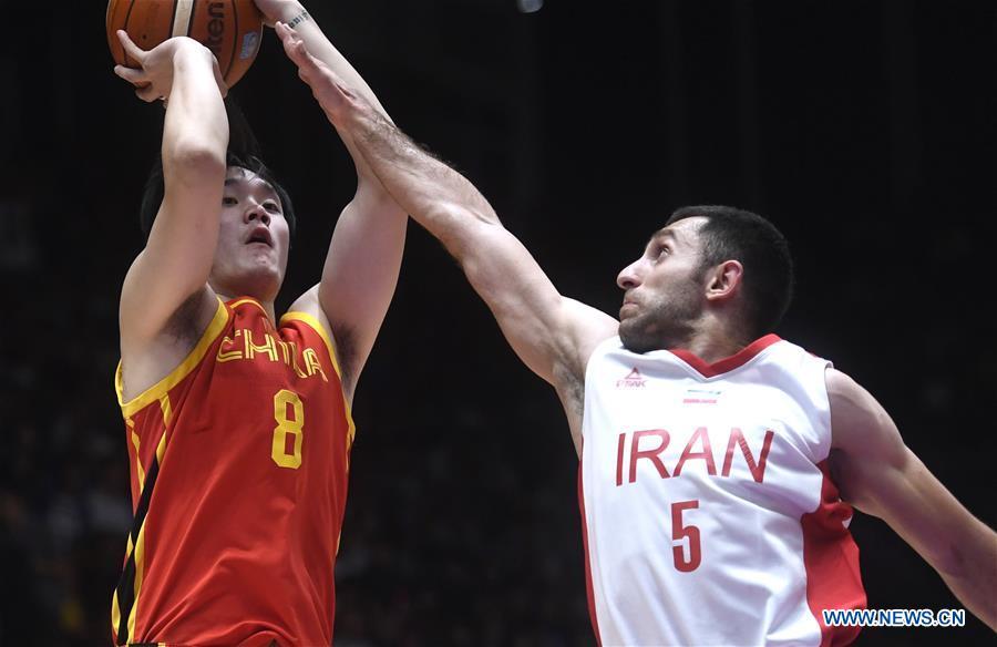 Ding Yanyuhang (L) of China competes during men\'s basketball final between China and Iran at the 18th Asian Games 2018 in Jakarta, Indonesia, Sept. 1, 2018. (Xinhua/Huang Zongzhi)