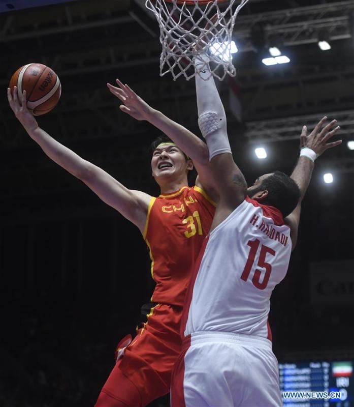 Wang Zhelin (L) of China competes during men\'s basketball final between China and Iran at the 18th Asian Games 2018 in Jakarta, Indonesia, Sept. 1, 2018. (Xinhua/Huang Zongzhi)