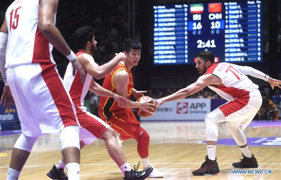 Fang Shuo (2nd R) of China competes during men\'s basketball final between China and Iran at the 18th Asian Games 2018 in Jakarta, Indonesia, Sept. 1, 2018. (Xinhua/Huang Zongzhi)