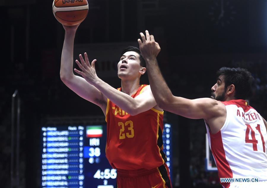 Abudurexiti Abudushalamu (L) of China competes during men\'s basketball final between China and Iran at the 18th Asian Games 2018 in Jakarta, Indonesia, Sept. 1, 2018. (Xinhua/Huang Zongzhi)