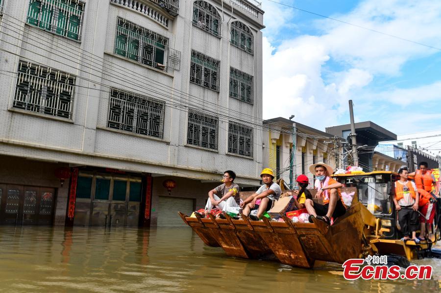 Rescuers help people affected by flood in Chaoyang District, Shantou City, South China’s Guangdong Province, Sept. 2, 2018. Nearly 400,000 people in 229 villages and communities were affected by the heavy rain and flood. Local authorities have evacuated more than 58,962 people to safety. (Photo: China News Service/Chen Jimin)