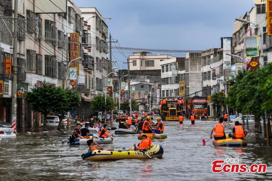 Rescuers help people affected by flood in Chaoyang District, Shantou City, South China’s Guangdong Province, Sept. 2, 2018. Nearly 400,000 people in 229 villages and communities were affected by the heavy rain and flood. Local authorities have evacuated more than 58,962 people to safety. (Photo: China News Service/Chen Jimin)