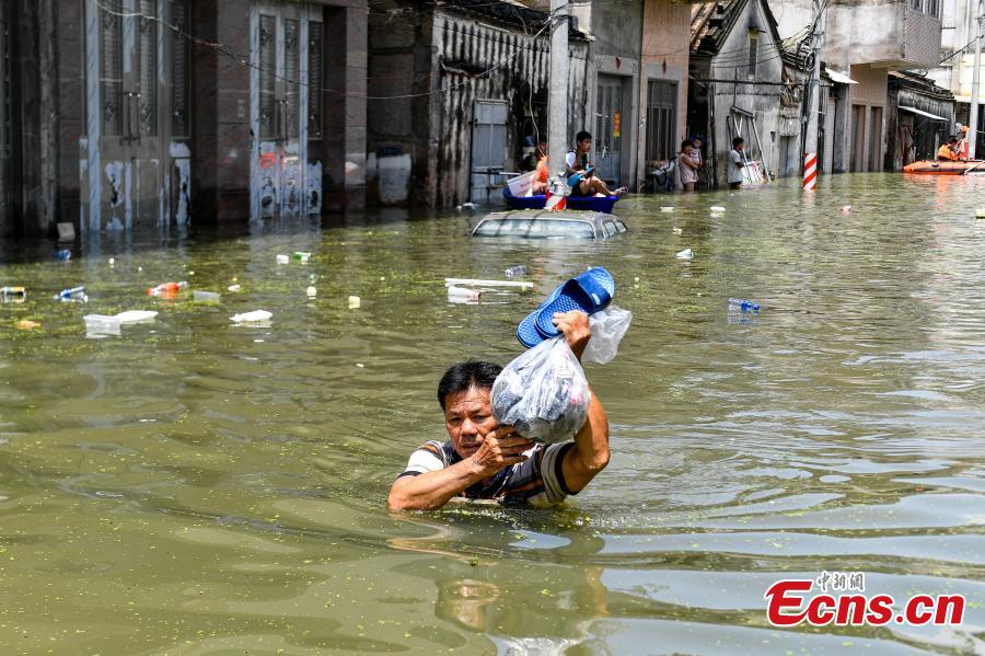 Rescuers help people affected by flood in Chaoyang District, Shantou City, South China’s Guangdong Province, Sept. 2, 2018. Nearly 400,000 people in 229 villages and communities were affected by the heavy rain and flood. Local authorities have evacuated more than 58,962 people to safety. (Photo: China News Service/Chen Jimin)