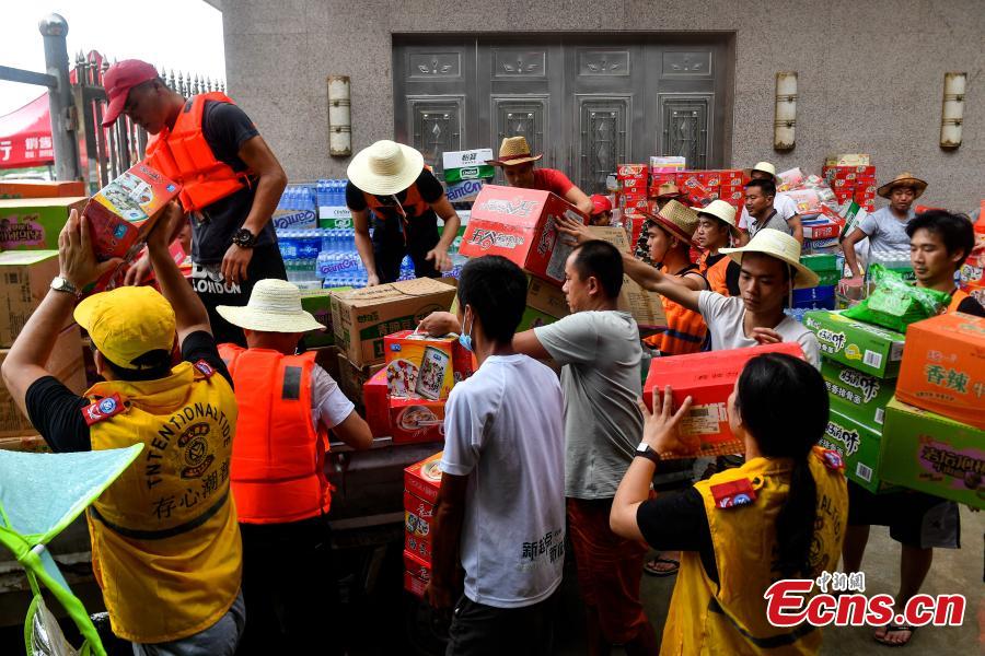 Rescuers help people affected by flood in Chaoyang District, Shantou City, South China’s Guangdong Province, Sept. 2, 2018. Nearly 400,000 people in 229 villages and communities were affected by the heavy rain and flood. Local authorities have evacuated more than 58,962 people to safety. (Photo: China News Service/Chen Jimin)