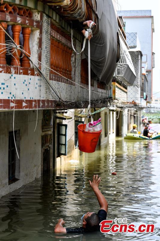 Rescuers help people affected by flood in Chaoyang District, Shantou City, South China’s Guangdong Province, Sept. 2, 2018. Nearly 400,000 people in 229 villages and communities were affected by the heavy rain and flood. Local authorities have evacuated more than 58,962 people to safety. (Photo: China News Service/Chen Jimin)