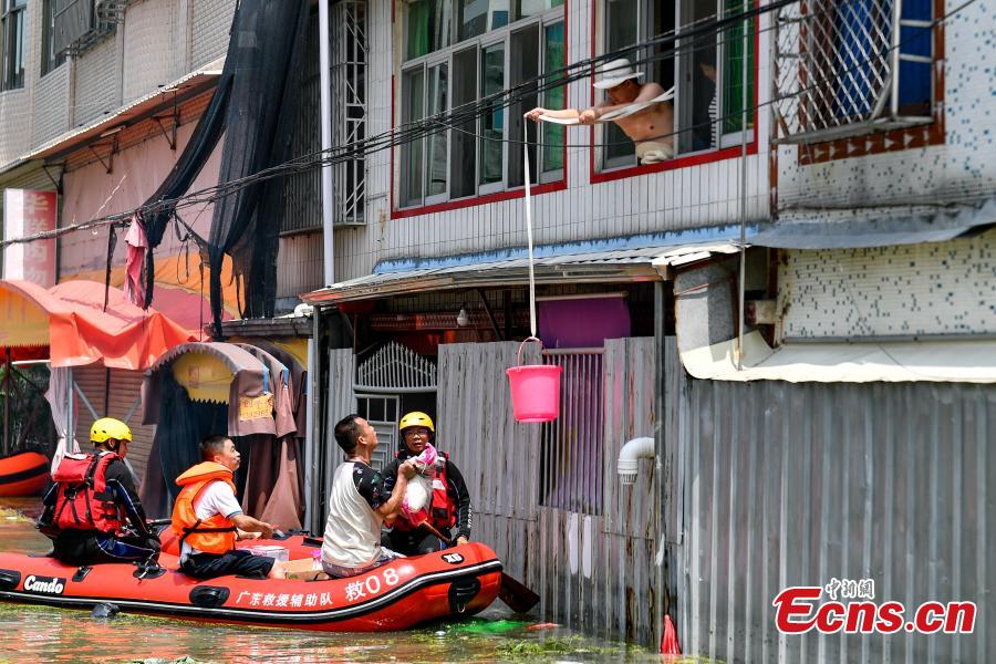Rescuers help people affected by flood in Chaoyang District, Shantou City, South China’s Guangdong Province, Sept. 2, 2018. Nearly 400,000 people in 229 villages and communities were affected by the heavy rain and flood. Local authorities have evacuated more than 58,962 people to safety. (Photo: China News Service/Chen Jimin)