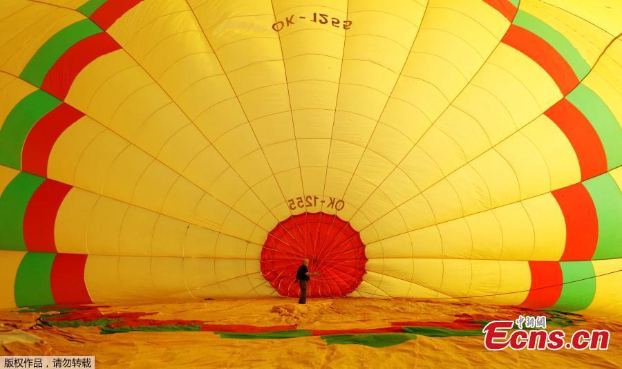 A participant prepares his balloon during the Czech Hot Air Balloon Championship near the town of Uherske Hradiste, Czech Republic, Aug. 31, 2018. (Photo/Agencies)
