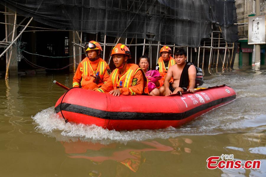 Rescuers help people affected by flood in Chaoyang District, Shantou City, South China’s Guangdong Province, Sept. 2, 2018. Nearly 400,000 people in 229 villages and communities were affected by the heavy rain and flood. Local authorities have evacuated more than 58,962 people to safety. (Photo: China News Service/Chen Jimin)