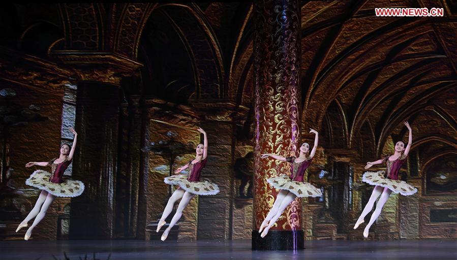 Artists stage a performance after a banquet held to welcome guests attending the Beijing Summit of the Forum on China-Africa Cooperation (FOCAC) at the Great Hall of the People in Beijing, capital of China, Sept. 3, 2018. (Xinhua/Yan Yan)