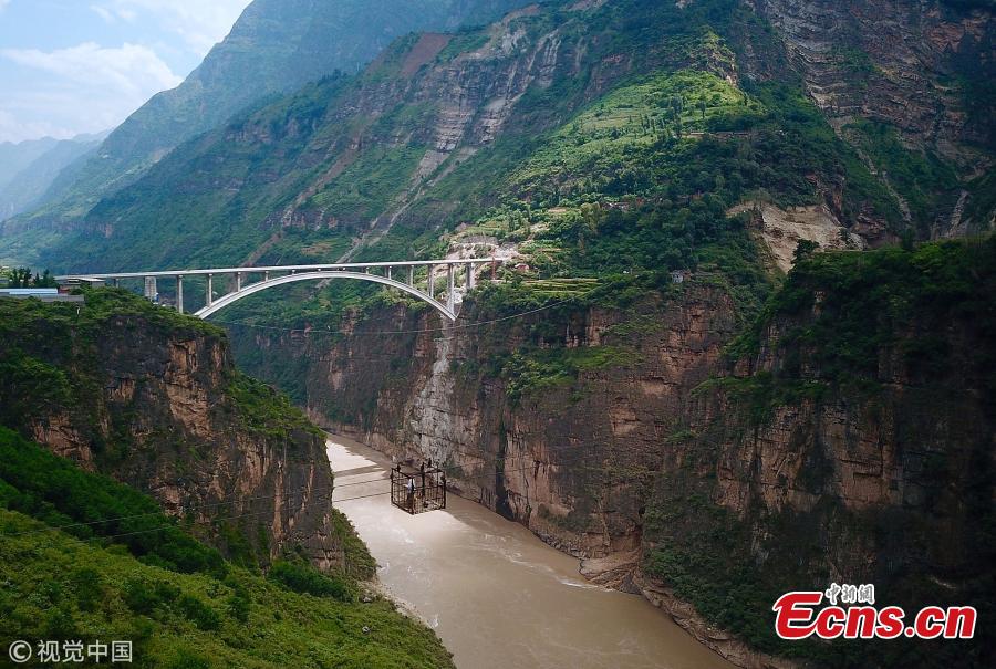 It’s goodbye dangerous, outdated ziplines and hello newly-built bridges for a river by a village in Liangshan Yi Autonomous Prefecture, Southwest China’s Sichuan Province, Sept. 1, 2018. The province has built 77 new bridges to replace ziplines ?steel cables the villagers hung from for a dangerous journey across the river. (Photo/VCG)