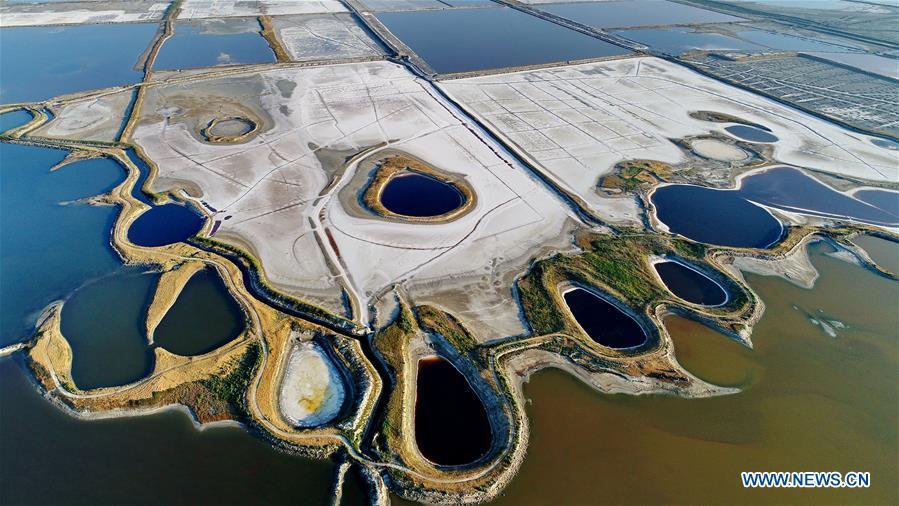 Aerial photo taken on Sept. 4, 2018 shows the scenery of salt lake in Yuncheng, north China\'s Shanxi Province.(Xinhua/Huang Wenpeng)