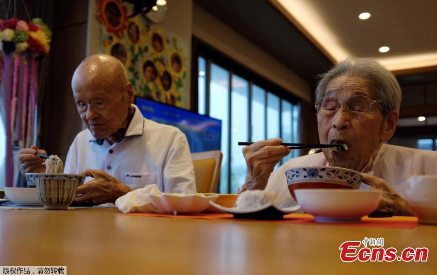 World\'s oldest living married couple Masao Matsumoto (L) and Miyako Matsumoto eat lunches at a nursing house in Takamatsu, Kagawa prefecture, Japan, Sept. 4, 2018. Japan is known for its abundance of centenarians and can now lay claim to having the world\'s oldest living married couple, with a combined age of 208 - a feat the wife credits to her patience during 80 years of marriage. Masao Matsumoto, 108, and his 100-year-old wife, Miyako, have been confirmed as the oldest living spouses by aggregate age by Guinness World Records, having been married since October 1937. (Photo/Agencies)