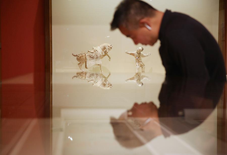 The glorious art and culture of the Tang Dynasty (618-907) has recently been a popular theme for exhibitions both at home and abroad.
The ongoing The Grandeur of Tang at the National Museum of China puts together some 120 objects of the great era from the collections of nine museums and cultural institutions around Shaanxi Province, the former site of the imperial capital, Chang\'an (today\'s Xi\'an).
The exhibition tells the story of Tang\'s prosperity from five different angles: how prominent civil and military officials worked together to maintain the empire\'s stability; the splendor of the royal collection which shows highly developed handicrafts and luxurious life styles of high society; the graceful and free fashion style of upper-class women and their role in society; and the cultural diversity and social inclusion of different ethnicities and religions. (Photo/China Daily)