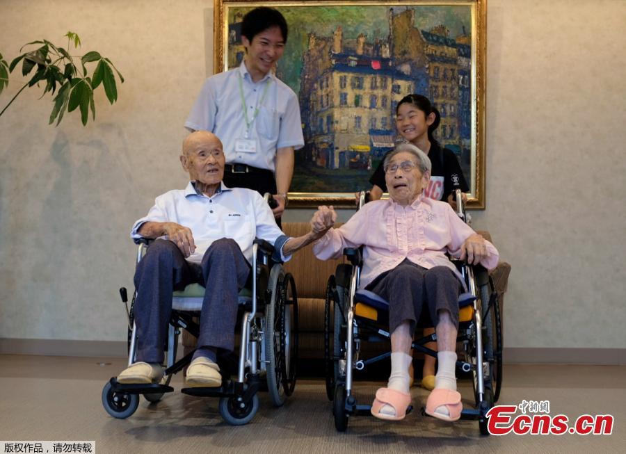World\'s oldest living married couple Masao Matsumoto and Miyako Matsumoto pose for a photo with their great-grandchild and their care staff at a nursing house in Takamatsu, Kagawa prefecture, Japan, Sept. 4, 2018. Japan is known for its abundance of centenarians and can now lay claim to having the world\'s oldest living married couple, with a combined age of 208 - a feat the wife credits to her patience during 80 years of marriage. Masao Matsumoto, 108, and his 100-year-old wife, Miyako, have been confirmed as the oldest living spouses by aggregate age by Guinness World Records, having been married since October 1937. (Photo/Agencies)