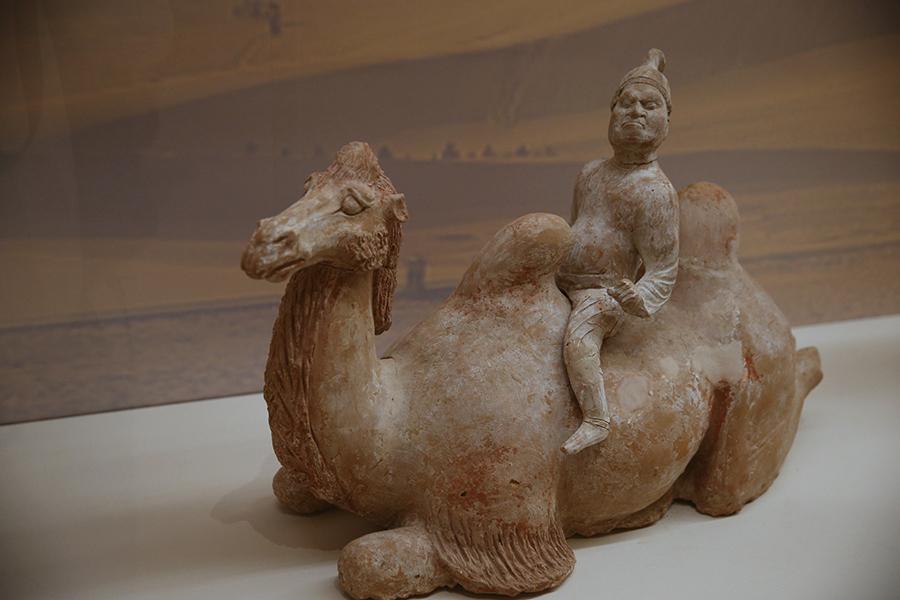 The ongoing The Grandeur of Tang at the National Museum of China puts together some 120 objects of the great era from the collections of nine museums and cultural institutions around Shaanxi Province, the former site of the imperial capital, Chang\'an (today\'s Xi\'an). (Photo/China Daily)