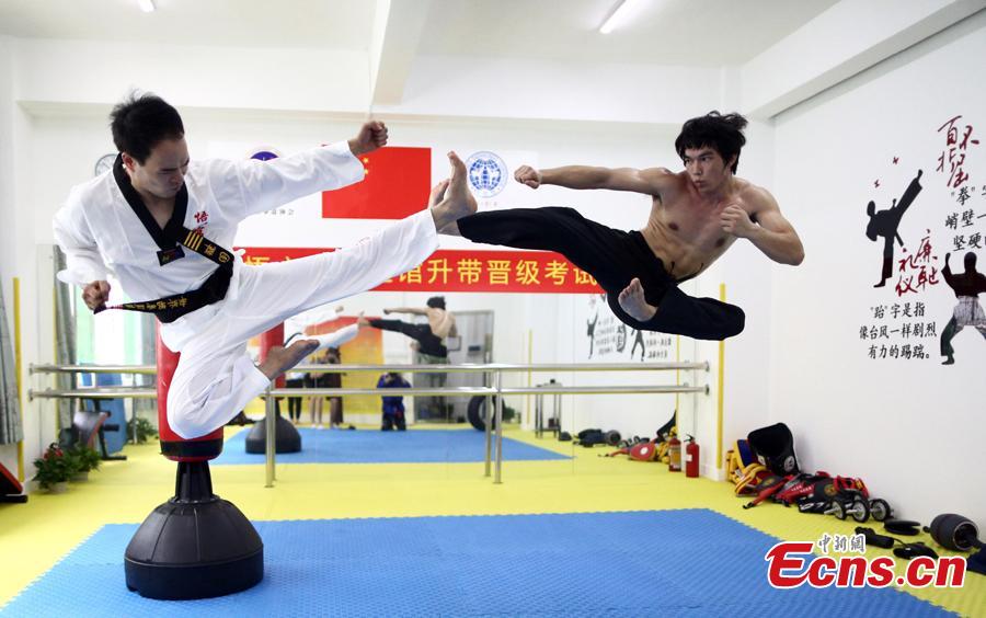 Liao Chentao, a native of Meizhou City in Guangdong Province, is an actor known for his resemblance to Bruce Lee (1940-1973), famed martial artist and cultural icon. A member of Bruce Lee Club in Hong Kong and of the Foshan Wushu Association, Liao is also the student of a master of Wing Chun, a traditional southern style of Chinese kung fu style used in close range combat. He became interested in studying Bruce Lee in high school at 15 years old, and later started his acting career in 2015. He now teaches Wing Chun at a school in Shenzhen, saying he will be ready to face any difficulties to promote kung fu. (Photo/ China News Service)