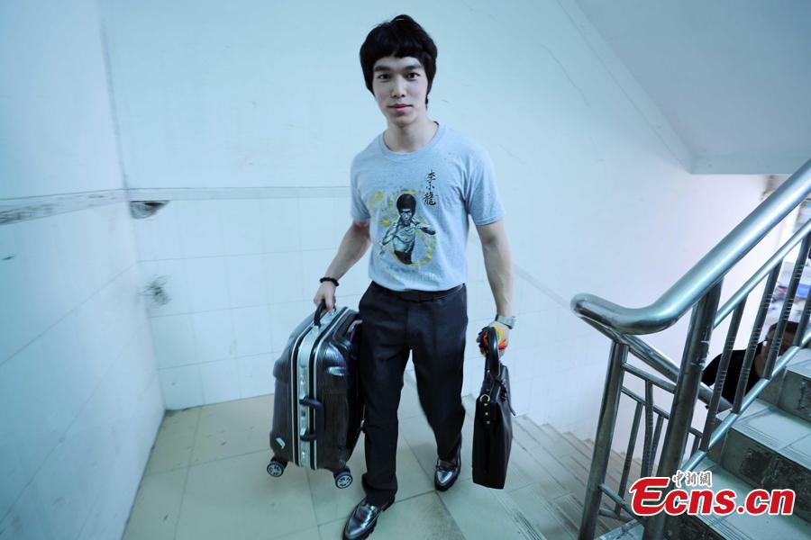 Liao Chentao, a native of Meizhou City in Guangdong Province, is an actor known for his resemblance to Bruce Lee (1940-1973), famed martial artist and cultural icon. A member of Bruce Lee Club in Hong Kong and of the Foshan Wushu Association, Liao is also the student of a master of Wing Chun, a traditional southern style of Chinese kung fu style used in close range combat. He became interested in studying Bruce Lee in high school at 15 years old, and later started his acting career in 2015. He now teaches Wing Chun at a school in Shenzhen, saying he will be ready to face any difficulties to promote kung fu. (Photo/ China News Service)