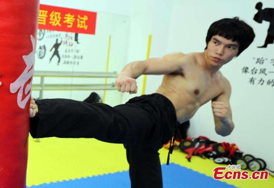Liao Chentao, a native of Meizhou City in Guangdong Province, is an actor known for his resemblance to Bruce Lee (1940-1973), famed martial artist and cultural icon. A member of Bruce Lee Club in Hong Kong and of the Foshan Wushu Association, Liao is also the student of a master of Wing Chun, a traditional southern style of Chinese kung fu style used in close range combat. He became interested in studying Bruce Lee in high school at 15 years old, and later started his acting career in 2015. He now teaches Wing Chun at a school in Shenzhen, saying he will be ready to face any difficulties to promote kung fu. (Photo/ China News Service)